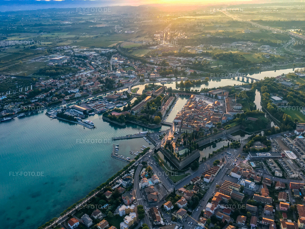 Luftbild: Ortsansicht in Peschiera del Garda im Bundesland Verona in Italien. Foto: IMG-134997.jpg vom 23.09.2022 durch Werner Riehm/FLY-FOTO.de