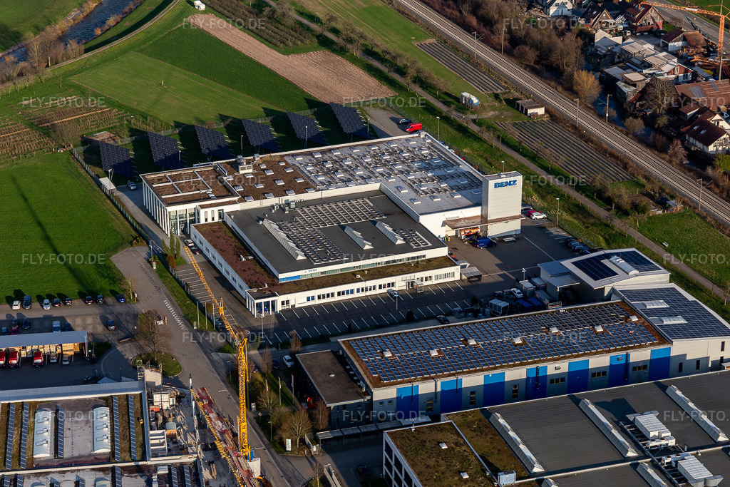 Luftbild: Firmengelände der BENZ GmbH Werkzeugsysteme mit Hallen, Firmengebäuden und Produktionsstätten in Haslach im Kinzigtal im Bundesland Baden-Württemberg in Deutschland. Foto: IMG_120313.jpg vom 17.03.2020 durch Werner Riehm/FLY-FOTO.de