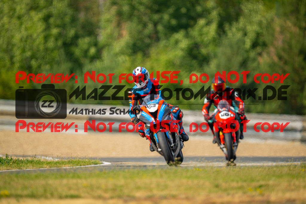 MaZZes-Fotomatrix-20260801-444892 | WEISS