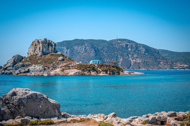 2024-07-16_09-43-22_090 | Blick auf eine kleine Kapelle auf der Insel Kastri von Kefalos aus, Kefalos, Kos, Griechenland - Realisiert mit Pictrs.com