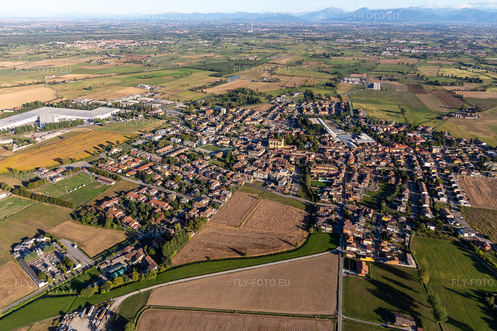 Vue aérienne: Vue de la ville à Agnadello dans le département Cremona, Italie. Photo: IMG_134548.jpg prise le 19/09/2022 par Werner Riehm/FLY-FOTO.eu – Résolution de l'original: 5472 x 3648 px