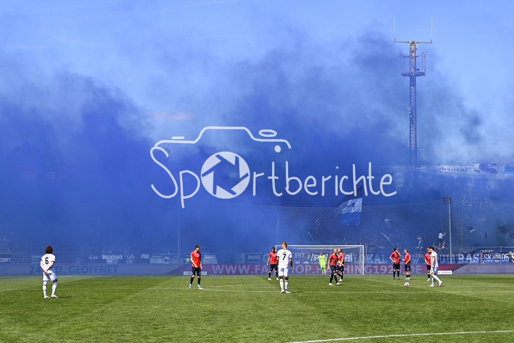 SpVgg Unterhaching - Arminia Bielefeld | die mitgereisten Fans aus Bielefeld machen ordentlich Stimmung / Pyrotechnik / Pyro / Ultras / 3. Liga: SpVgg Unterhaching - Arminia Bielefeld, Uhlsport Park am 11.05.2025