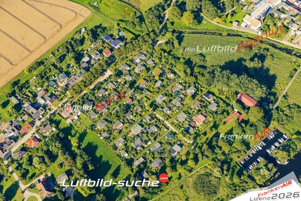 Klassische Luftaufnahme ohne Drohne zeigt:Pütnitz bei Ribnitz-Damgarten - Die Luftbildaufnahme wurde 2025 vom UL-Flugzeug heraus erstellt ( keine Drohnenaufnahme ) - Hochauflösende Luftaufnahme -Nicht vergleichbar mit Google Maps oder Satelittenbilder- Die Geschenkidee !Mit Lizenz und Bildrechte bestellbar