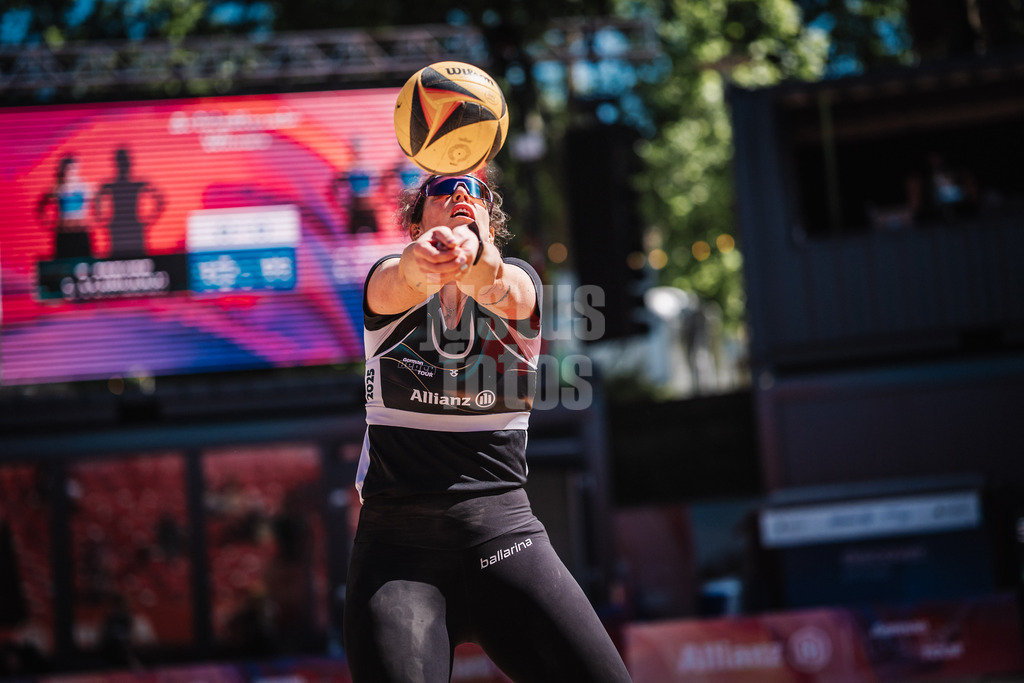 Beachvolleyball | Frauen | Allianz German Beach Tour 2025 | Tourstop Düsseldorf | 16.05.2025 | Sandra Ferger spielt den Ball