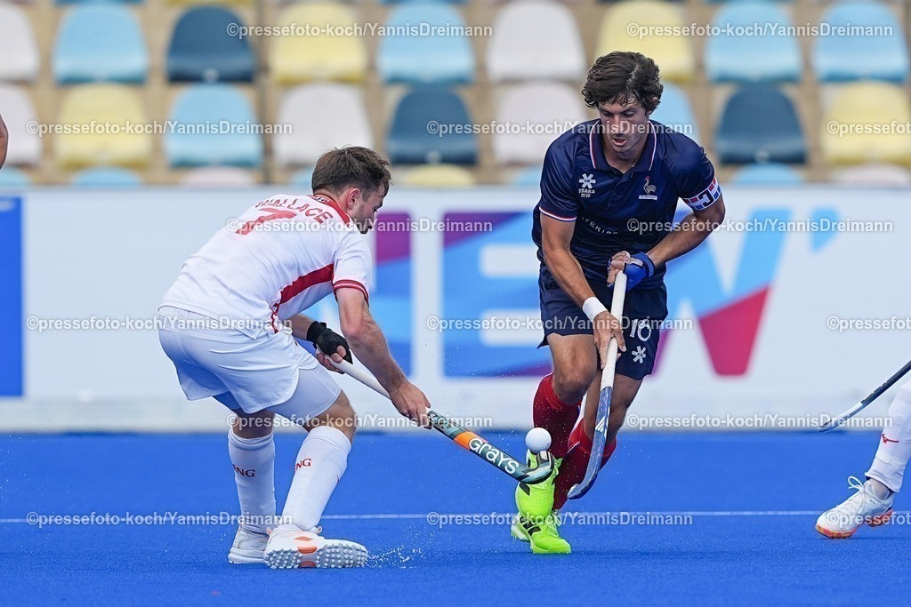 xydrx12082501018 | 12.08.2025, xydrx, Herren EuroHockey Championship 2025, Gruppenphase, Gruppe B, Frankreich - England, Sparkassenpark Mönchengladbach: Zachary Wallace (Englische Feldhockey Nationalmannschaft #7) im Zweikampf gegen Francois Goyet (Franzoesische Feldhockey Nationalmannschaft #16)