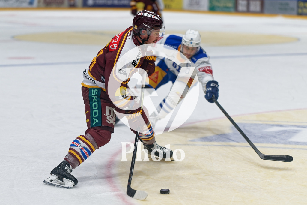 National League - Geneve-Servette HC v EV Zug | Jason Akeson (91 Geneve-Servette HC) in action (close up) under pressure of Sven Leuenberger (61 EV Zug)  during the National League match between Geneve-Servette HC and EV Zug at Les Vernets in Geneva, Switzerland