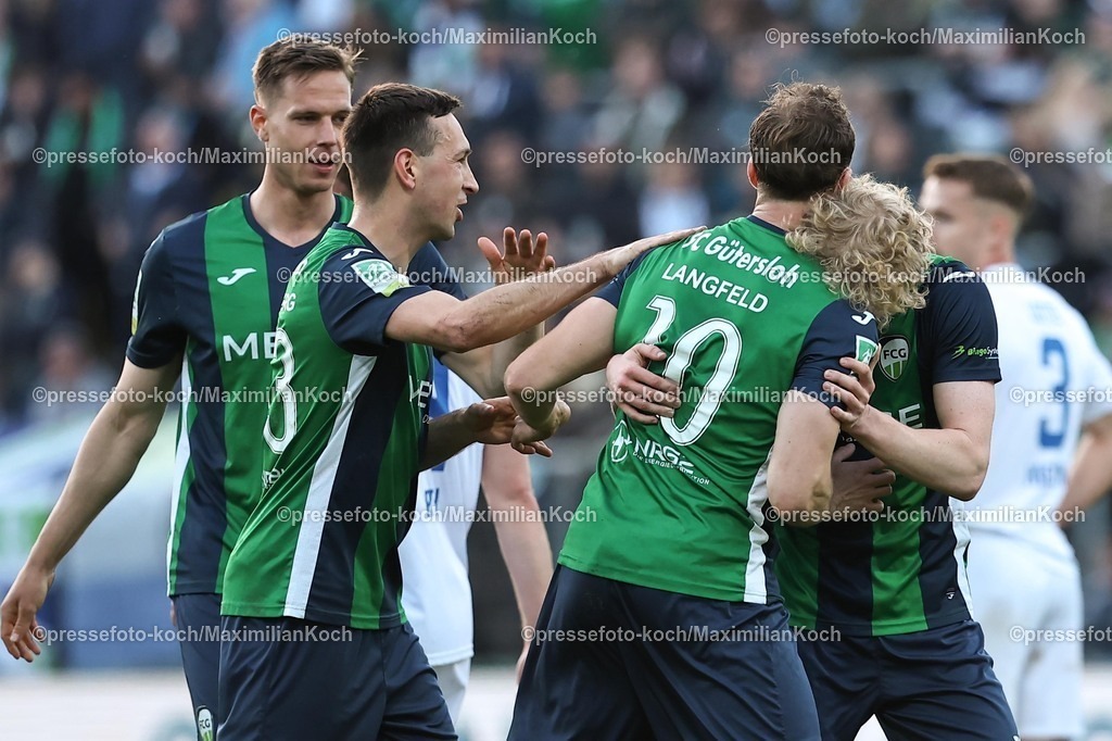 xKWIx24042601041 | 2026.04.24, xkwix, Fußball, Regionalliga West, FC Gütersloh -  Sportfreunde Lotte, Heidewaldstadion, 31.Spieltag, Saison 2025 / 2026: Torschütze zum 2:0 Niklas Frese (FC Gütersloh #35) liegt Julius Langfeld (FC Gütersloh #10) in den Armen beim Jubel mit dem Team DFB regulations prohibit any use of photographs as image sequences and or quasi-video. Photo: xKamilxWilkowskixPressefotoKochx