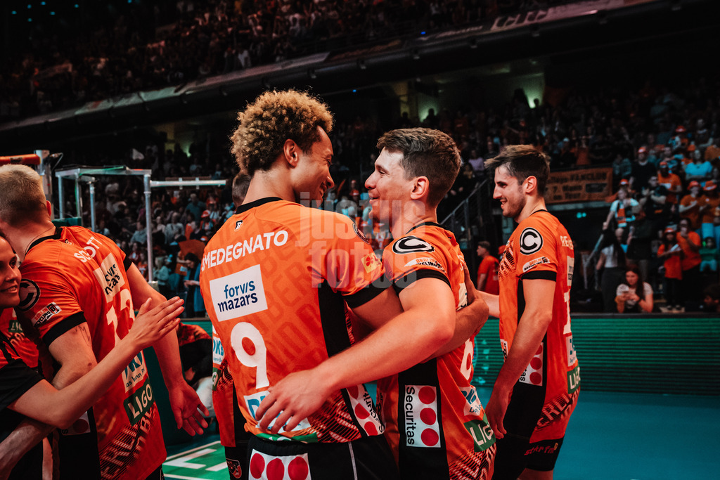 Volleyball | Herren | Saison 2024/2025 | 1. Volleyball Bundesliga Männer | Finale | BERLIN RECYCLING Volleys vs. SVG Lüneburg | 03.05.2025 | v.l. Djifa Julien Amedegnato (#9, Berlin Recycling Volleys) und Johannes Tille (#6, Berlin Recycling Volleys) freuen sich nach dem Sieg