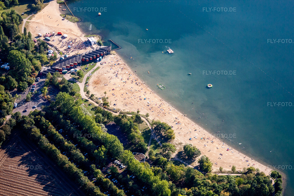 Luftbild: Massenandrang von Badegästen am Strand und den Uferbereichen des Sees Düren-Gürzenich im Ortsteil Gürzenich in Düren im Bundesland Nordrhein-Westfalen in Deutschland. Foto: IMG_44584.jpg vom 20.08.2011 durch Werner Riehm/FLY-FOTO.de