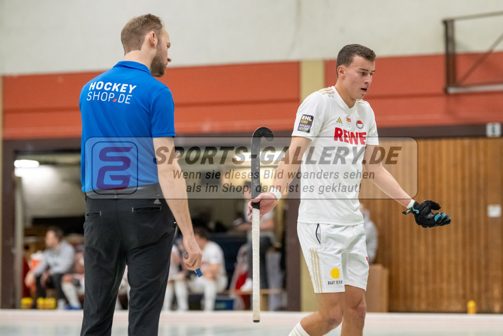SFE_20240113_0035 | Mülheim, Deutschland, 13.01.2024: Antheus Barry (Rot-Weiss Köln) in Aktion waehrend des Spiels der Halle 1. Bundesliga Herren zwischen Uhlenhorst Mülheim vs Rot-Weiss Köln im Sporthalle Lehnerstr. (HTCU) am 13.01.2024 in Mülheim, Deutschland. (Foto von Stephan Fehrmann)

Mülheim, Germany, 13.01.2024: Antheus Barry (Rot-Weiss Köln) in action during the game of Halle 1. Bundesliga Herren between Uhlenhorst Mülheim vs Rot-Weiss Köln in Sporthalle Lehnerstr. (HTCU) at 13.01.2024 in Mülheim, Deutschland. (Foto von Stephan Fehrmann)