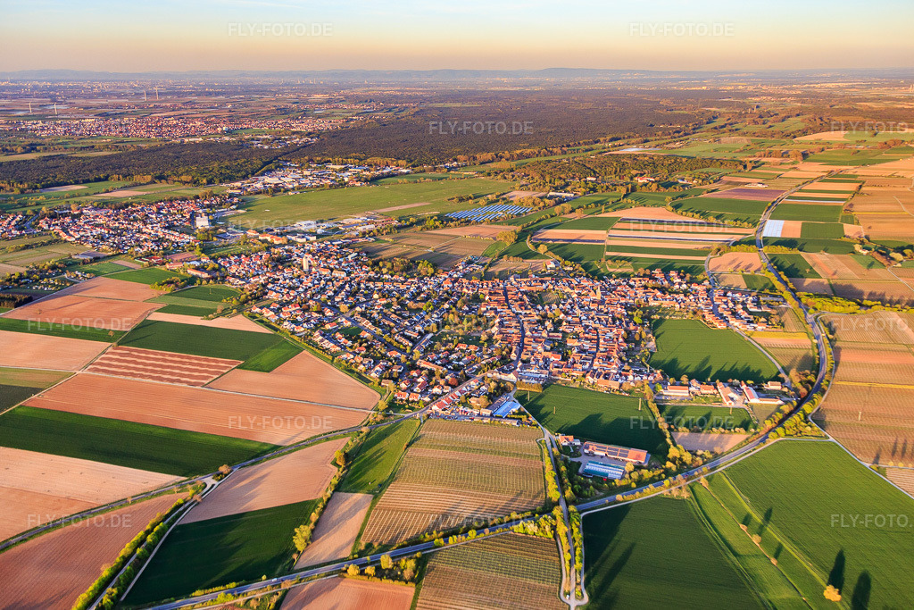 Luftbild: Ortsansicht von Nordwesten im Ortsteil Lachen in Neustadt im Bundesland Rheinland-Pfalz in Deutschland. Foto: IMG_077492.jpg vom 21.04.2015 durch Werner Riehm/FLY-FOTO.de