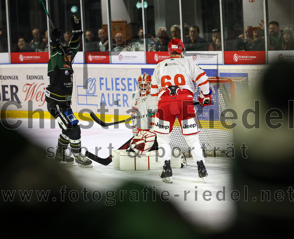 2023-03-19_112_TSV_Erding_gegen_TEV_Miesbach | Erding, Deutschland, 19.03.2023:
Eishockey, Bayernliga Playoffs 2022 / 2023, Halbfinale, TSV Erding gegen TEV Miesbach, Endergebnis: 

Daniel Krzizok (Erding Gladiators, #18), Timon Ewert (TEV Miesbach, #34), Nikolaus Meier (TEV Miesbach, #69)

Foto: Christian Riedel / fotografie-riedel.net