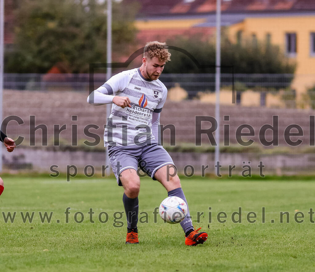 2023-10-15_015_SV_Eintracht_Berglern_gegen_FC_Tuerkguecue_Erding | Berglern, Deutschland, 15.10.2023:
Fußball, Kreisklasse 2023 / 2024, 10. Spieltag, SV Eintracht Berglern gegen FC Türkgücü Erding, Endergebnis: 1:0

Ömer Altinisik (FC Türk Gücü Erding, #10), Maurice Steck (SV Eintracht Berglern, #11)

Foto: Christian Riedel / fotografie-riedel.net