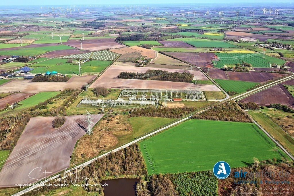 Im Jahr 2023 war das Umspannwerk Husum-Nord bereits seit September 2021 in Betrieb - Luftbild | Im Jahr 2023 war das Umspannwerk Husum-Nord bereits seit September 2021 in Betrieb und diente als zentraler Knotenpunkt der Westküstenleitung, um grünen Windstrom aus Schleswig-Holstein in die deutschen Verbraucherzentren zu transportieren.