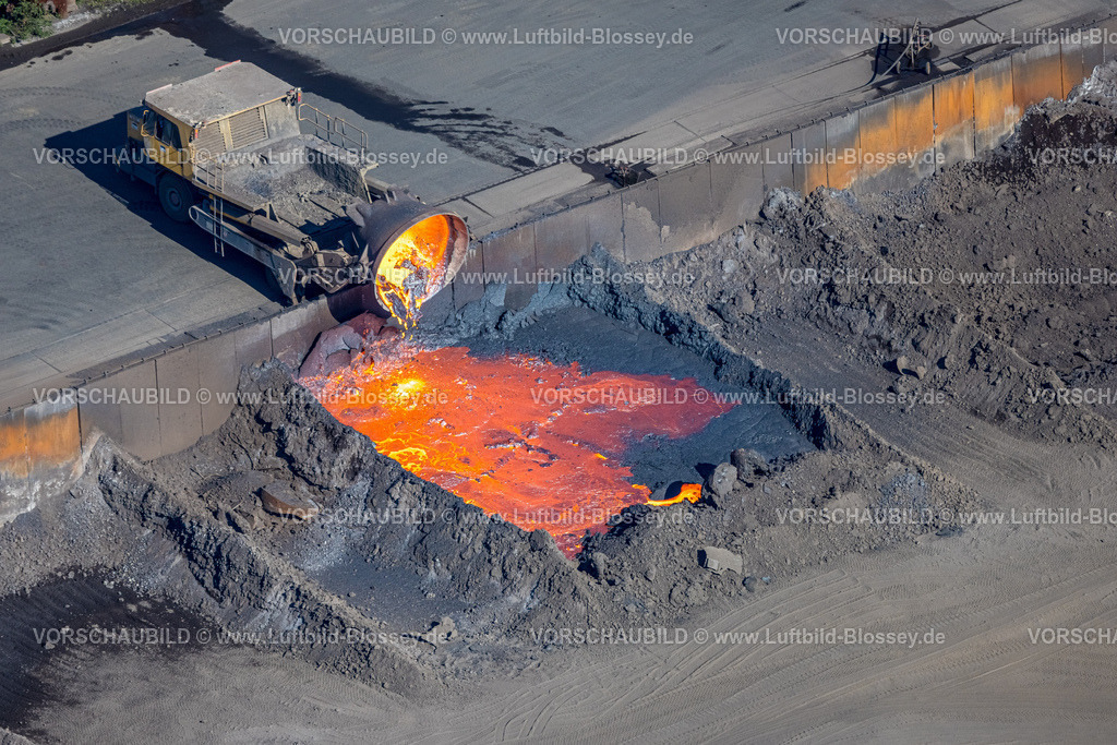 Duisburg250402053 | Luftbild, ArcelorMittal Hochfeld GmbH Stahldrahtwerk, Abschütten von glühendem Material, Laar, Duisburg, Ruhrgebiet, Nordrhein-Westfalen, Deutschland