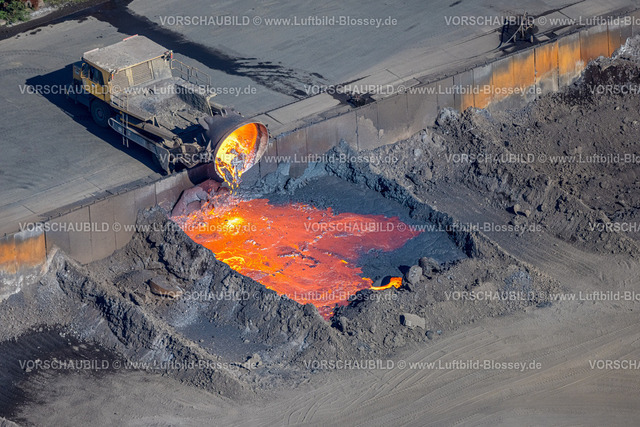 Duisburg250402053 | Luftbild, ArcelorMittal Hochfeld GmbH Stahldrahtwerk, Abschütten von glühendem Material, Laar, Duisburg, Ruhrgebiet, Nordrhein-Westfalen, Deutschland