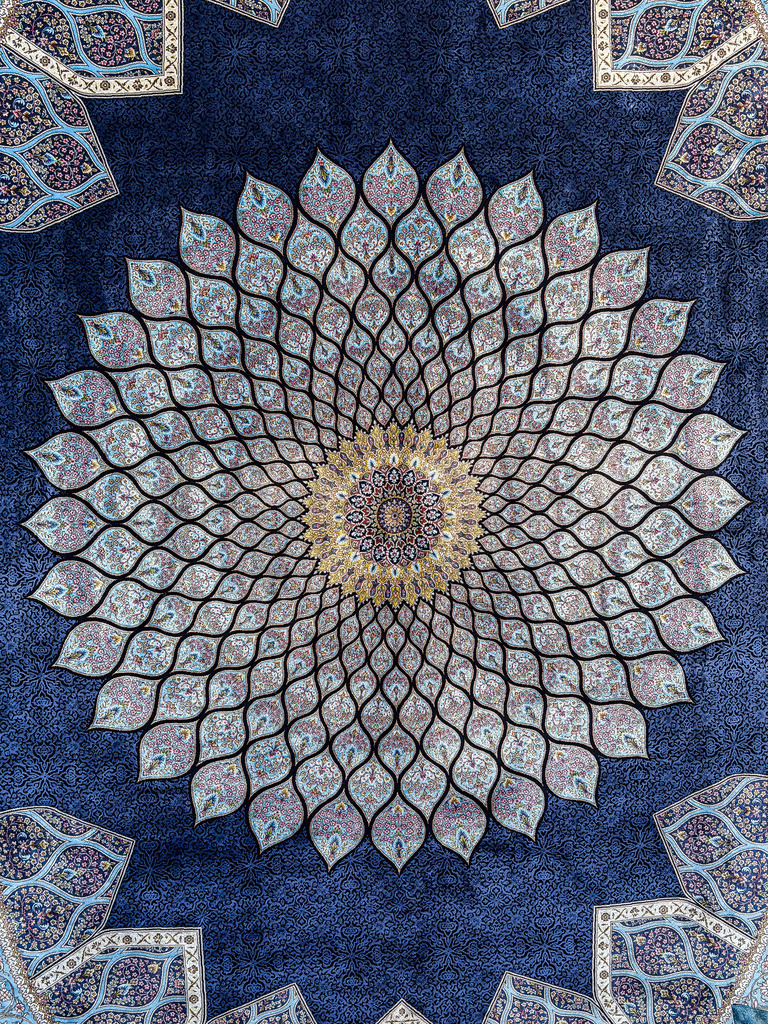Persian Symmetry | Syrischer Teppich Fotokunst Wandbild | Faszinierende Symmetrie und detailreiche Texturen eines traditionellen syrischen Teppichs, festgehalten in maximaler Schärfe. Diese orientalische Fotokunst wirkt als großformatiges Wandbild (besonders edel auf Leinwand oder als Gallery-Print) wie ein exklusives Galerie-Kunstwerk für moderne Wohnräume und stilvolles Interior Design. - Realisiert mit Pictrs.com