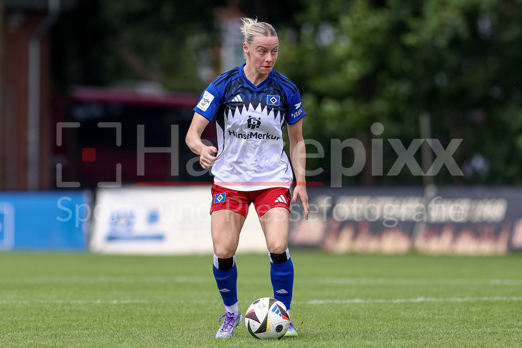 Fussball, Testspiel Frauen, Hamburger SV - Holstein Kiel | Sophie Hillebrand (Hamburger SV, 22) am Ball, Freisteller, Einzelbild, Ganzkörper, Aktion, Action, Spielszene