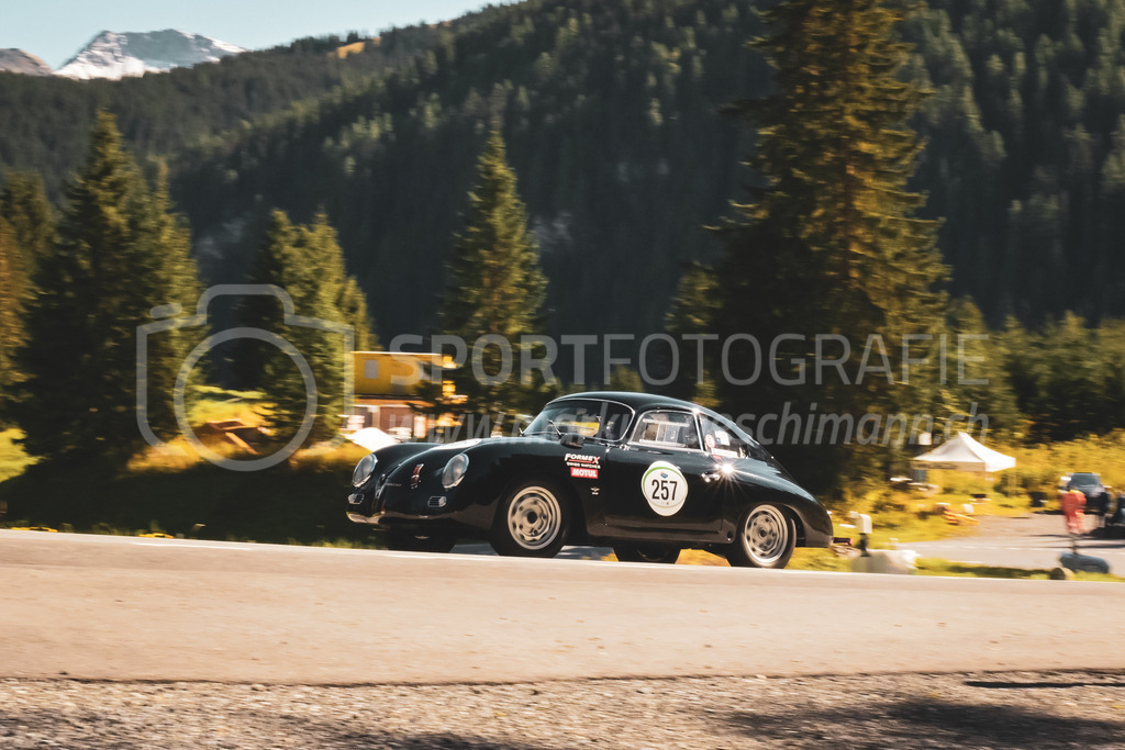 21. Arosa ClassicCar 2025 - 6. =September= 2025 | Karl Heinz Meyer aus Neerach (SUI) in einem Porsche 356 aus dem Jahre 1956 mit Startnummer 257 am Arosa ClassicCar 2025 in der Kategorie Classic Trophy..@arosaclassiccar, @arosa.official, #arosaclassiccar, #arosa, #76curves, #classiccarBild: Sportfotografie Markus Aeschimann | www.markus-aeschimann.ch - Realisiert mit Pictrs.com
