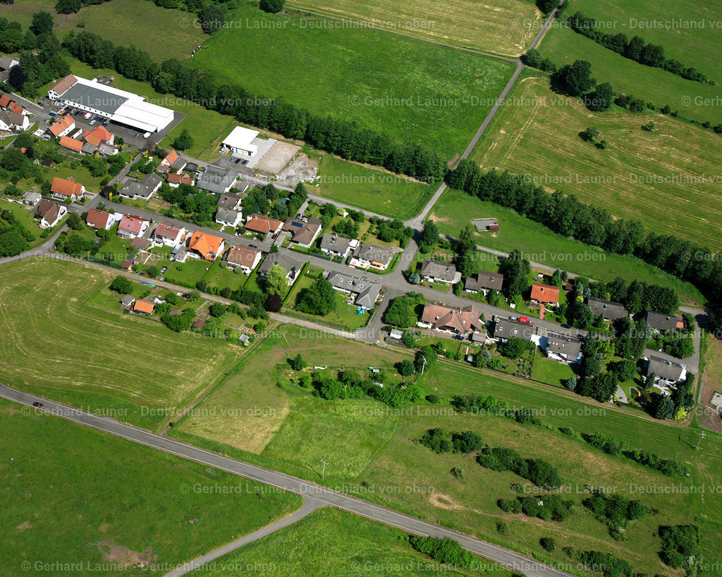 2614752 | BOBENHAUSEN 09.06.2006 Landwirtschaftliche Nutzflächen und Feldgrenzen  umsäumen das Siedlungsgebiet des Dorfes in Bobenhausen im Bundesland Hessen, Deutschland // Agricultural land and field boundaries surround the settlement area of the village  in Bobenhausen in the state Hesse, Germany Foto: Gerhard Launer