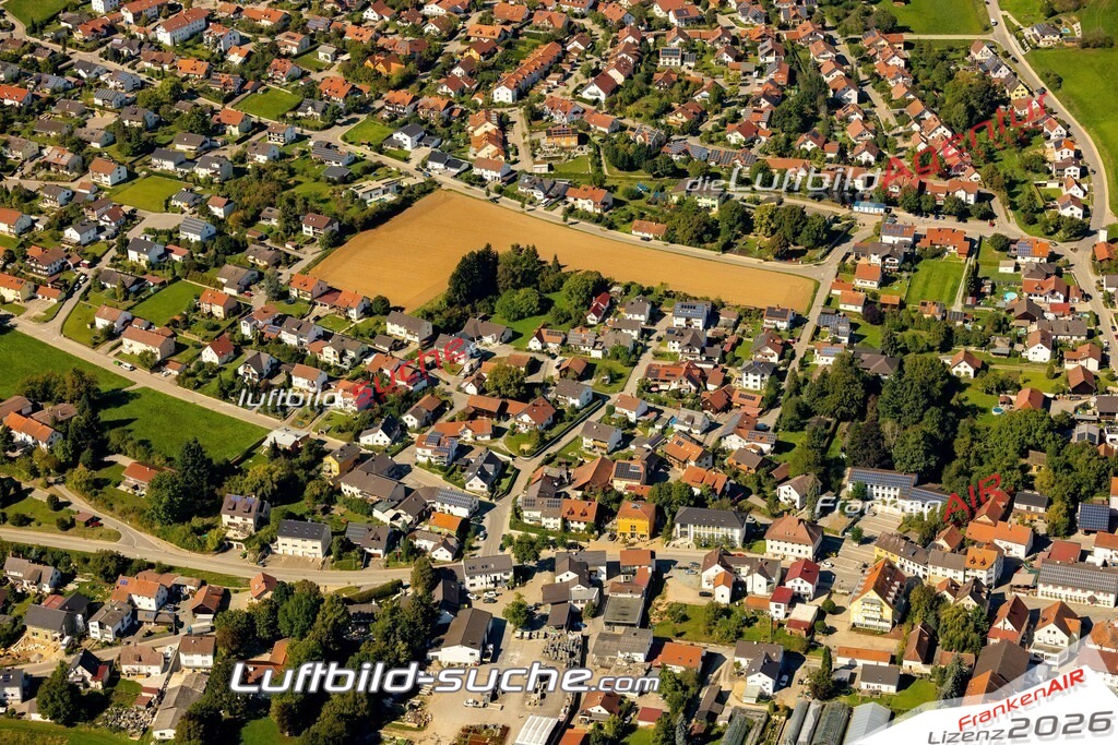 Das Luftbild zeigt : Wohngebiet Immobilie Mallersdorf-Pfaffenberg - Die Luftaufnahme wurde 2023 vom UL-Flugzeug aus erstellt ( keine Drohne ) - Hochauflösende Luftaufnahme - Für grossformatige Ausdrucke geeignet. Die Geschenkidee !Mit Lizenz und Bildrechte bestellbar