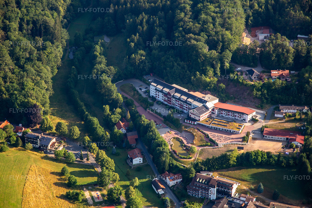 Luftbild: Residenz Leben am Wald in Grasellenbach im Bundesland Hessen in Deutschland. – Foto: IMG_137027.jpg vom 24.06.2023 durch Werner Riehm/FLY-FOTO.de – Auflösung des Originals: 5411 x 3607 px – RESIDENZ-SPA.DE