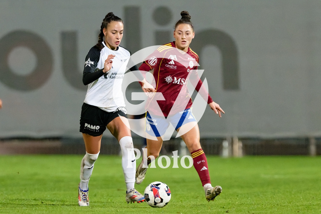 DZ9_5038_c | Switzerland: AXA Womens Super League 2025/26, Servette FC Chenois Feminin vs FC Aarau Frauen - Stade des Trois-Chene, Chene-Bourge: Rita Filipa Do Sul (28 FC Aarau Frauen) in action (close up) under pressure of Lumbardha Misini (6 Servette FC Chenois Feminin) 