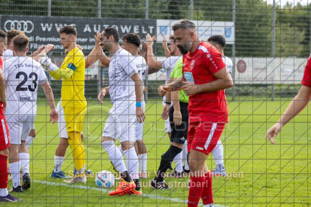 20250831_150136_0099 | #,TSG Salach (weiß) vs. SV Ebersbach (rot), Fußball, Bezirksliga - Bezirk Neckar/Fils, 02. Spieltag, Saison 2025/2026, Rasensportplatz, Staufenecker Straße, 73084 Salach, 31.08.2025 - 15:00 Uhr,Foto: PhotoPeet-Sportfotografie/Peter Harich