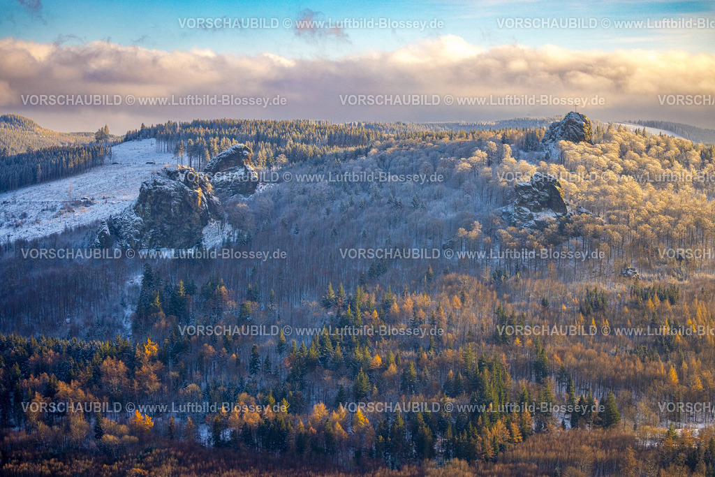 Olsberg231200770BruchhauserSteine | Luftbild, Bruchhauser Steine mit Gipfelkreuz, vier Felsen mit Namen Ravenstein, Goldstein, Bornstein und Feldstein mit Gipfelkreuz, Sehenswürdigkeit in Winterlandschaft, Wolken und blauer Himmel, Bruchhausen, Olsberg, Sauerland, Nordrhein-Westfalen, Deutschland