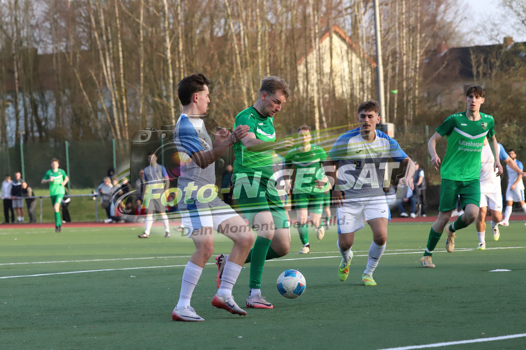 SC Bünde - TuS Brake | Auf dem Bild zu sehen: grün SC Bünde: Jordan Dusinovic ; weiß TuS Brake: Fynn DiembeckSC Bünde, TuS Brake, Saison 25/26, Bezirksliga, Deutschland - Realisiert mit Pictrs.com