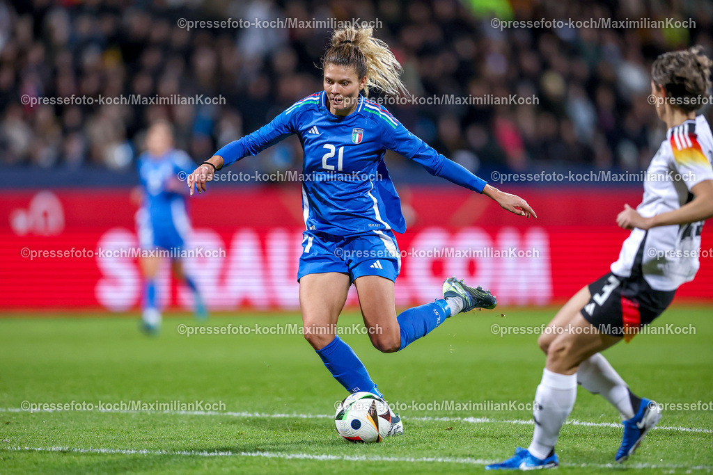 DFB02122401014 | 02.12.2024, Fußball Länderspiel Frauen, Deutschland - Italien, Vonovia-Ruhrstadion Bochum, Saison 2024 2025: Michela Cambiaghi (ITA #21)DFB regulations prohibit any use of photographs as image sequences and or quasi-video.