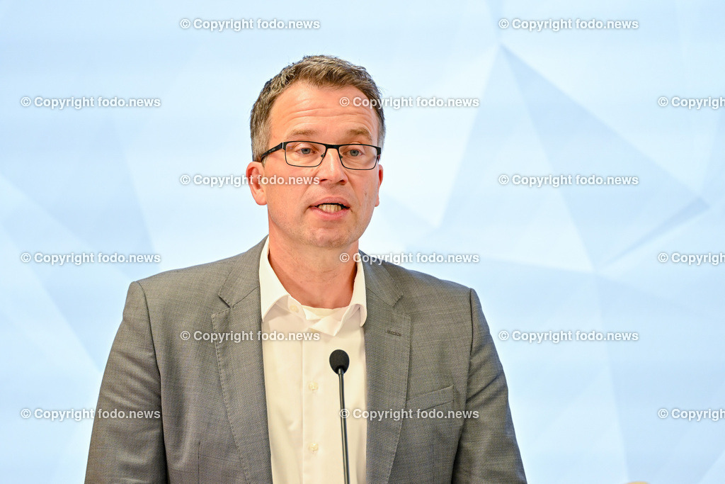 Pressekonferenz WKO Oberoesterreich_ Ooe._ Now4Tomorrow_ 03.07.2024-20 | 03.07.2024, Linz, AUT, Pressekonferenz WKO Oberoesterreich, Ooe., Now4Tomorrow - Wir muessen die Zukunft jetzt gestalten, im Bild Johannes Kopf, Vorstandsvorsitzender AMS Oesterreich)