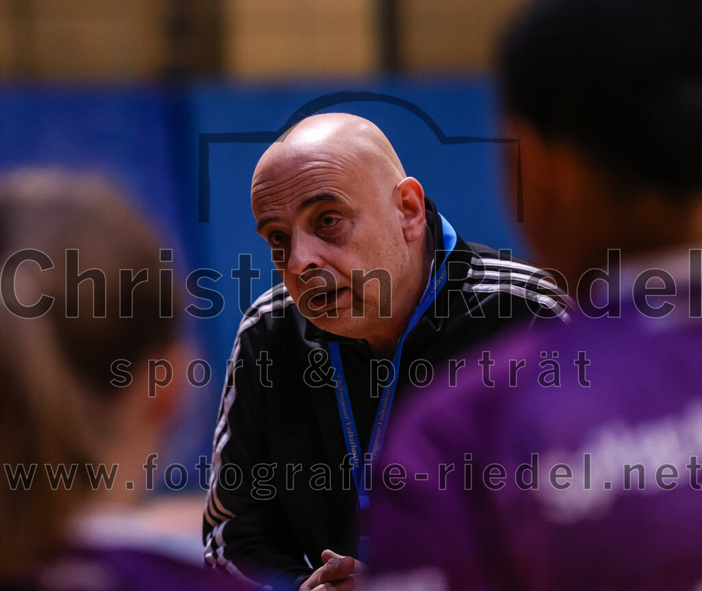 2025-01-11_056_SpVgg_Altenerding_gegen_HF_Scheyern | Erding, Deutschland, 11.01.2025:Handball, Bezirksoberliga Frauen Altbayern 2024 / 2024, 10. Spieltag, SpVgg Altenerding gegen HF Scheyern, Endergebnis: 20:23Trainer Michael Wienerl (SpVgg Altenerding)Foto: Christian Riedel / fotografie-riedel.net