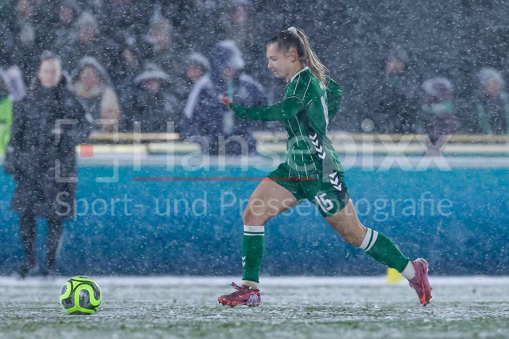 Fussball, Google Pixel Frauen-Bundesliga, SV Werder Bremen - 1. FC Köln | Michelle Weiß (SV Werder Bremen, 15) am Ball, Einzelbild, Ganzkörper, Aktion, Action, Spielszene, DIE DFB-RICHTLINIEN UNTERSAGEN JEGLICHE NUTZUNG VON FOTOS ALS SEQUENZBILDER UND/ODER VIDEOÄHNLICHE FOTOSTRECKEN. DFB REGULATIONS PROHIBIT ANY USE OF PHOTOGRAPHS AS IMAGE SEQUENCES AND/OR QUASI-VIDEO.
