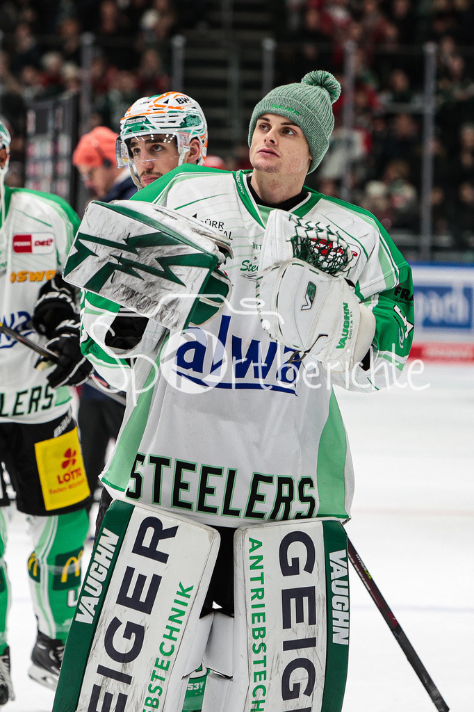 Augsburger Panther - Bietigheim Steelers | Cody BRENNER (SCB #51) bedankt sich bei den mitgereisten Fans