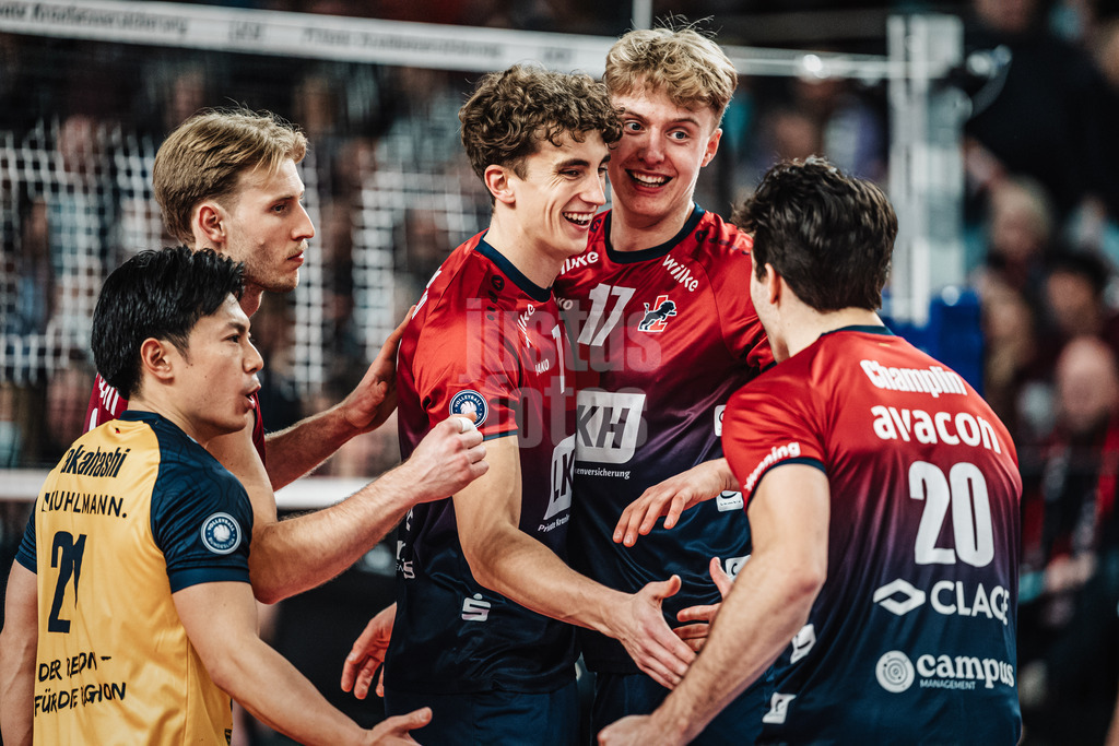 Volleyball | Herren | Saison 2025/2026 | 1. Volleyball Bundesliga Männer | DVV Pokal Halbfinale | SVG Lüneburg vs. SWD powervolleys Düren | 16.12.2025 | Jubel SVG Lüneburg v.l. Sho Takahashi (#21, SVG Lüneburg), Daniel Gruvaeus (#2, SVG Lüneburg), Joscha Kunstmann (#7, SVG Lüneburg), Axel Valentin Enlund (#17, SVG Lüneburg) und Ethan Champlin (#20, SVG Lüneburg)