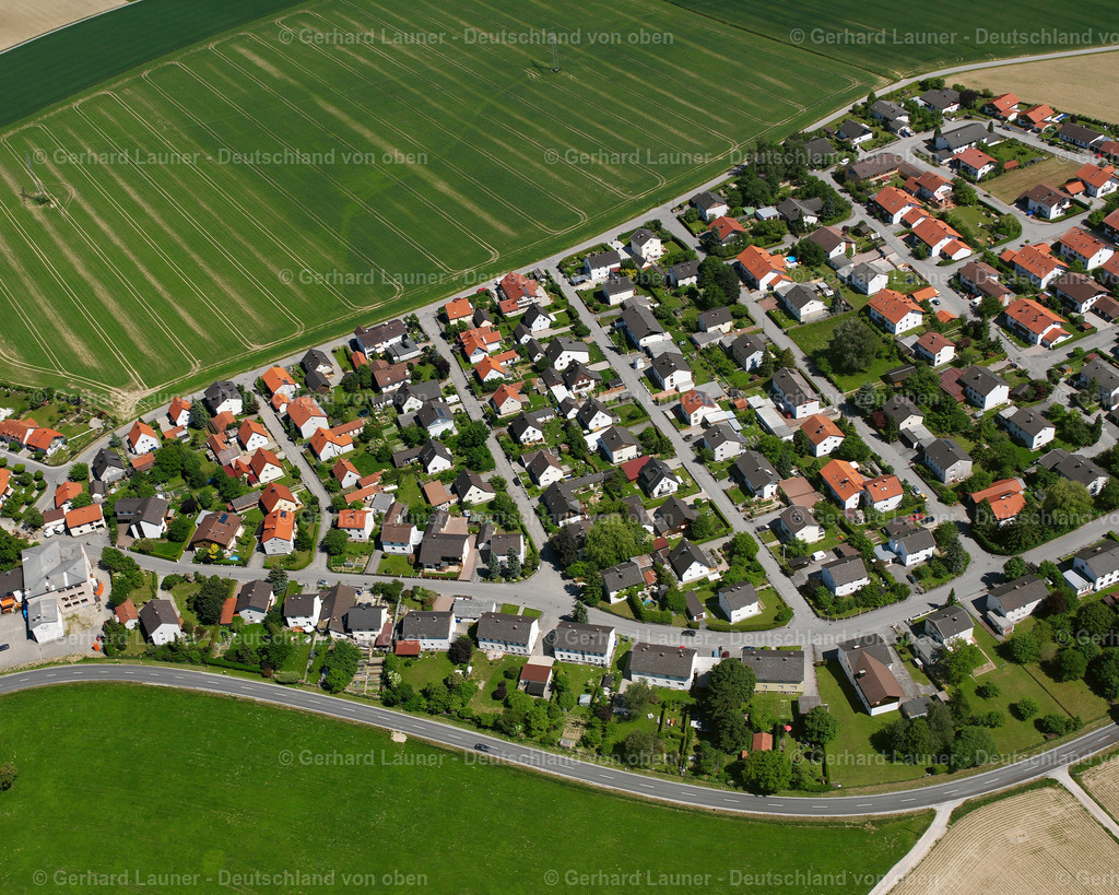 2600818 | UNTERNEUKIRCHEN 09.06.2006 Wohngebiet einer Einfamilienhaus- Siedlung  in Unterneukirchen im Bundesland Bayern, Deutschland // Single-family residential area of settlement  in Unterneukirchen in the state Bavaria, Germany Foto: Gerhard Launer