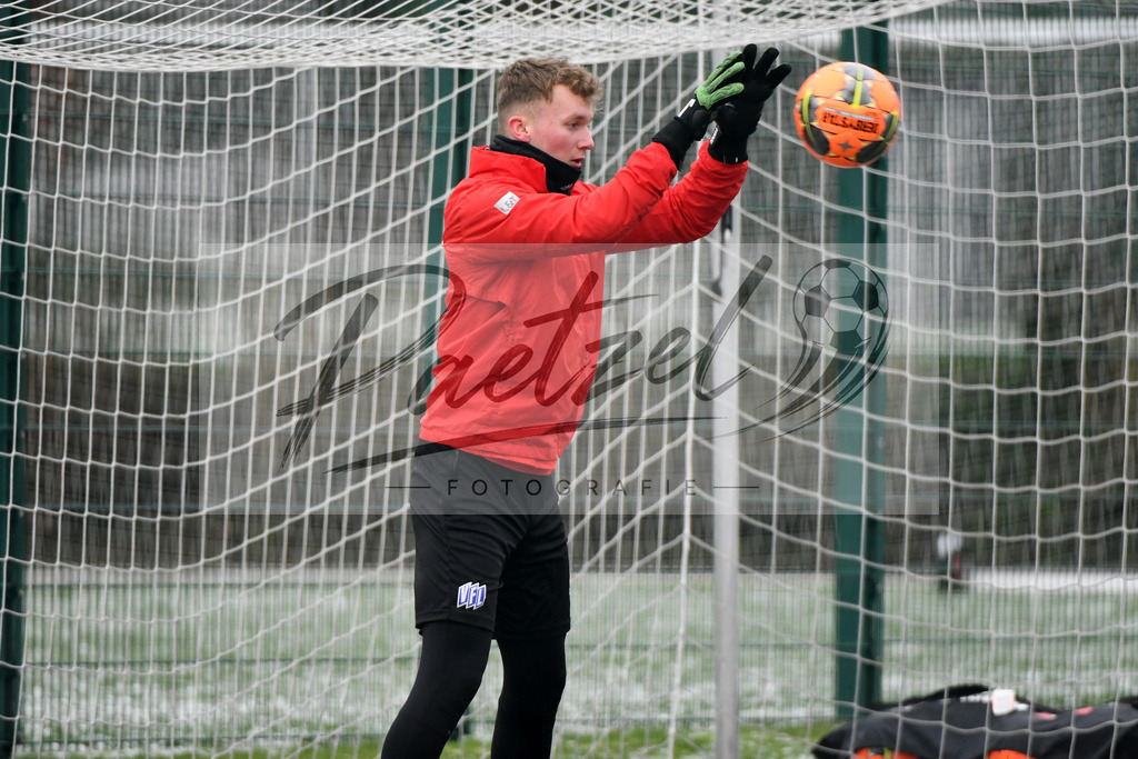 20200226_TRAOSN_0006 | Fussball, Herren: Torhueter Tom Planitz (VfL Osnabrueck U19) haelt einen Ball, mit einer Parade waehrend der Trainingseinheit des VfL Osnabrueck im Sportpark Illoshoehe am 26.02.2020 in Osnabrueck, Deutschland. - Realisiert mit Pictrs.com