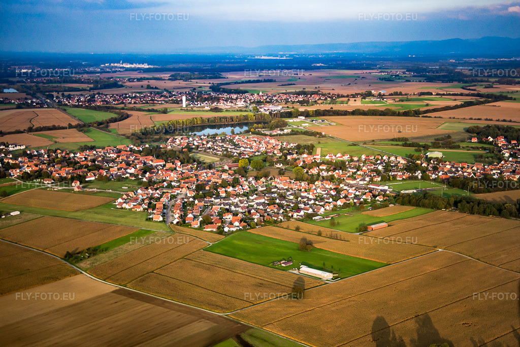 Vue aérienne: Vue de la ville depuis le sud-ouest à Rountzenheim dans le département Bas Rhin, France. Photo: IMG_074327.jpg prise le 04/10/2014 par Werner Riehm/FLY-FOTO.eu – Résolution de l'original: 5081 x 3387 px