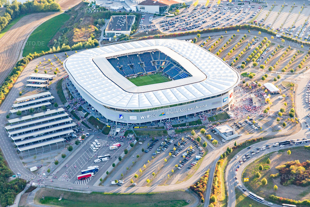 Luftbild: WIRSOL Rhein-Neckar-Arena vor dem ausverkauften Freundschaftsspiel Peru-Deutschland im Ortsteil Steinsfurt in Sinsheim im Bundesland Baden-Württemberg in Deutschland. Foto: IMG_111540.jpg vom 09.09.2018 durch Werner Riehm/FLY-FOTO.de