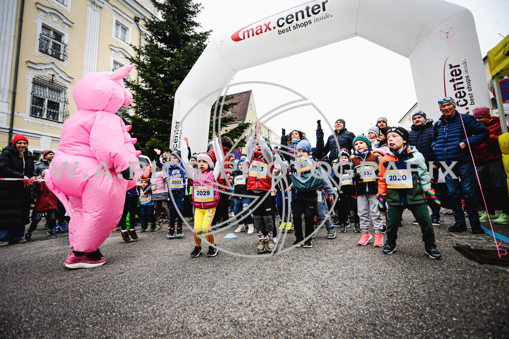 ..... | AUSTRIA, Wels, 31.12.24, SPARKASSE SILVESTERLAUF 2024, Image shows: Photo: Wapics / Andreas Willdoner