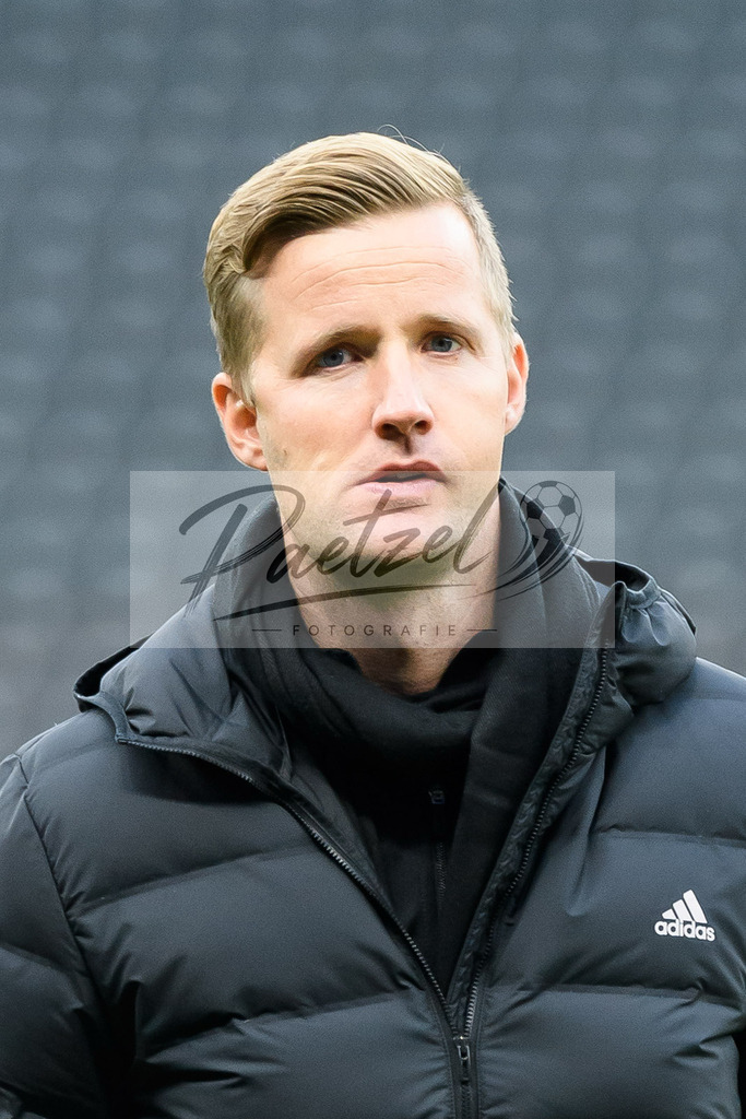 BSCFCB20220123_155 | Fussball, Herren: Vierter Offizieller Arne Aarnik schaut bei dem Spiel der 1. Bundesliga zwischen Hertha BSC und FC Bayern Muenchen im Olypiastadion am 23.01.2022 in Berlin, Deutschland.DFB / DFL REGULATIONS PROHIBIT ANY USE OF PHOTOGRAPHS AS IMAGE SEQUENCES AND/OR QUASI-VIDEO. - Realisiert mit Pictrs.com