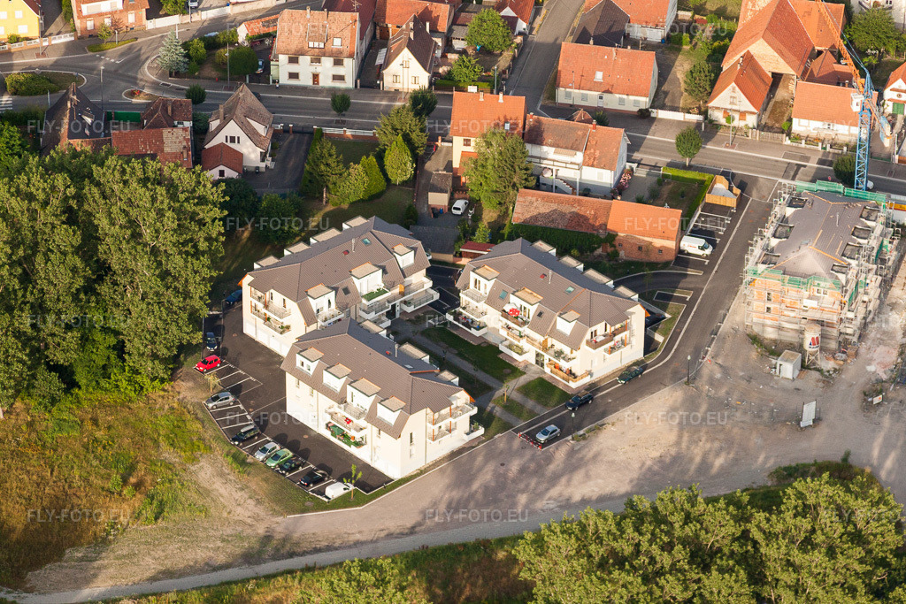 Vue aérienne: Zone résidentielle du complexe d'habitations multifamiliales, Impasse des Mirabelle à Oberhoffen-sur-Moder dans le département Bas Rhin, France. Photo: IMG_30439.jpg prise le 09/07/2010 par Werner Riehm/FLY-FOTO.eu – Résolution de l'original: 4752 x 3168 px