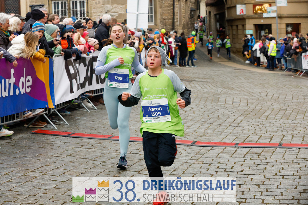1700m Stadtwerke Jugendlauf | 3 Koenigslauf 2024 1700m Stadtwerke Jugendlauf - Realisiert mit Pictrs.com
