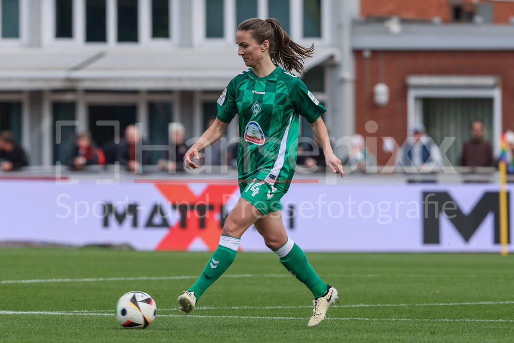 Fussball, Google Pixel Frauen-Bundesliga, SV Werder Bremen - 1. FFC Turbine Potsdam | v.li.: Michaela Brandenburg (SV Werder Bremen, 14) am Ball, Freisteller, Einzelbild, Ganzkörper, Aktion, Action, Spielszene