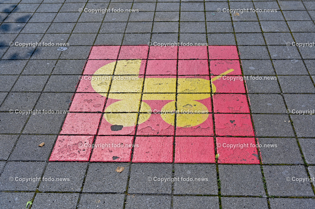 Parkplatz Supermarkt_  Kinderwagen_ Familie_ 06.06.2023-1 | 06.06.2023, Linz, AUT, Parkplatz Supermarkt, Familie, Kinderwagen, im Bild Supermarkt Parkplatz fuer Familien reserviert