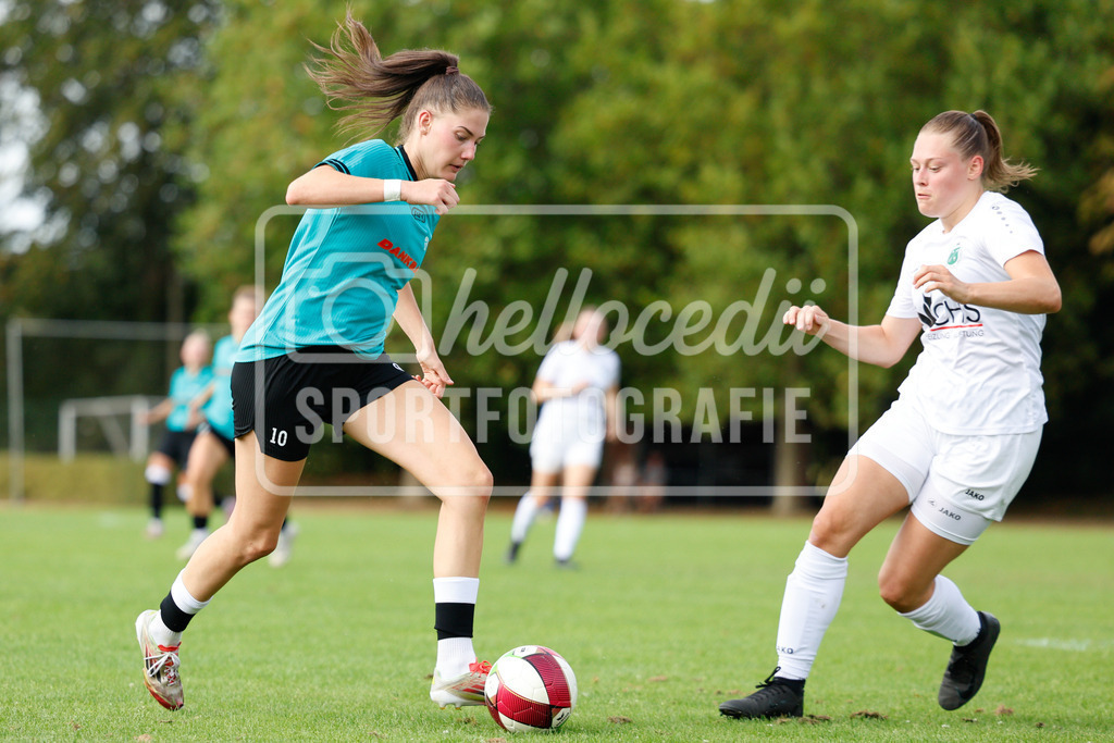 Fußball I Frauen I Westfalenpokal 26-27 I DJK GW Amelsbüren - SSV Rhade  I 18687 | Demi Ehler (10, SSV Rhade) und Maren Schmidt (15, DJK GW Amelsbüren) im Zweikampf - Realisiert mit Pictrs.com