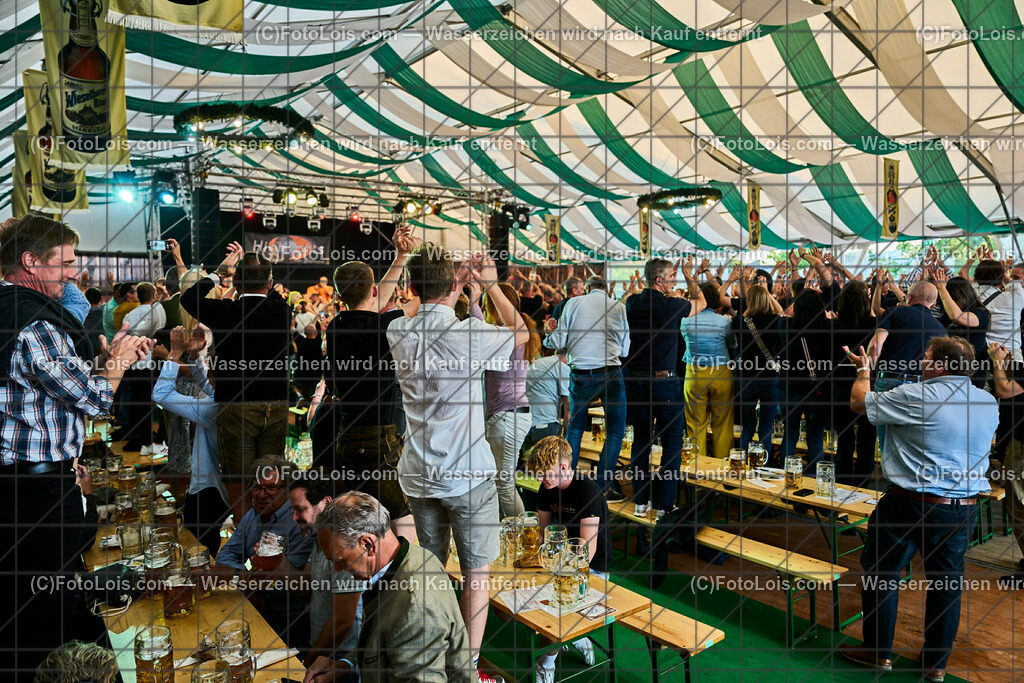ALP5182_VOLKSFEST_Bieranstich_Musik HIGHLIGHTS | (C)FotoLois.com, Alois Spandl, BIERANSTICH im Festzelt beim WIESELBURGER VOLKSFEST mit den TSCHECHEN als Vorband und dem Auftritt von Die HIGHLIGHTS, Mi 28. Juni 2023.