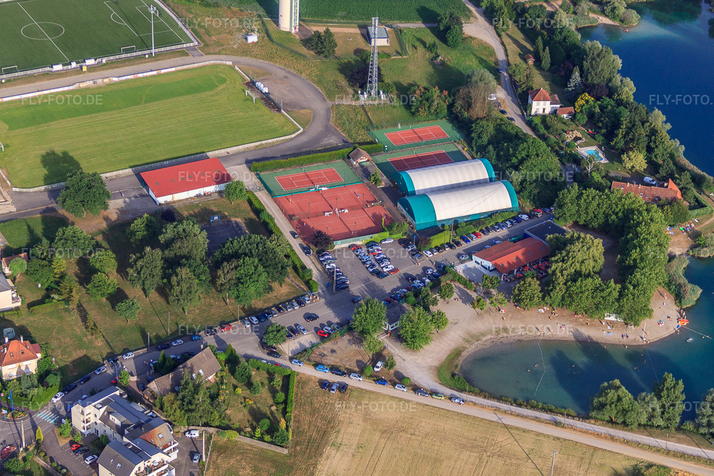 Luftbild: Sportplätze in Gambsheim im Bundesland Bas-Rhin in Frankreich. – Foto: IMG_30363.jpg vom 09.07.2010 durch Werner Riehm/FLY-FOTO.de – Auflösung des Originals: 4752 x 3168 px