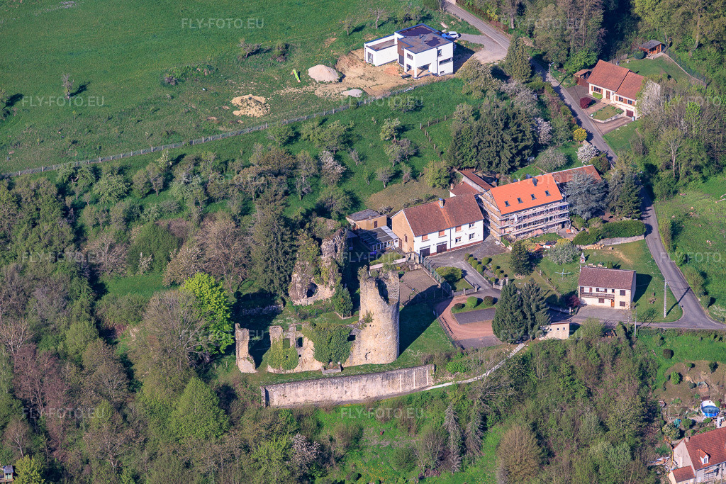 Vue aérienne: Château de Frauenberg au dessus de la Blies à Frauenberg dans le département Moselle, France – .Photo: IMG_154522.jpg prise le 18/04/2026 par Werner Riehm/FLY-FOTO.eu – Résolution de l'original: 5431 x 3621 px